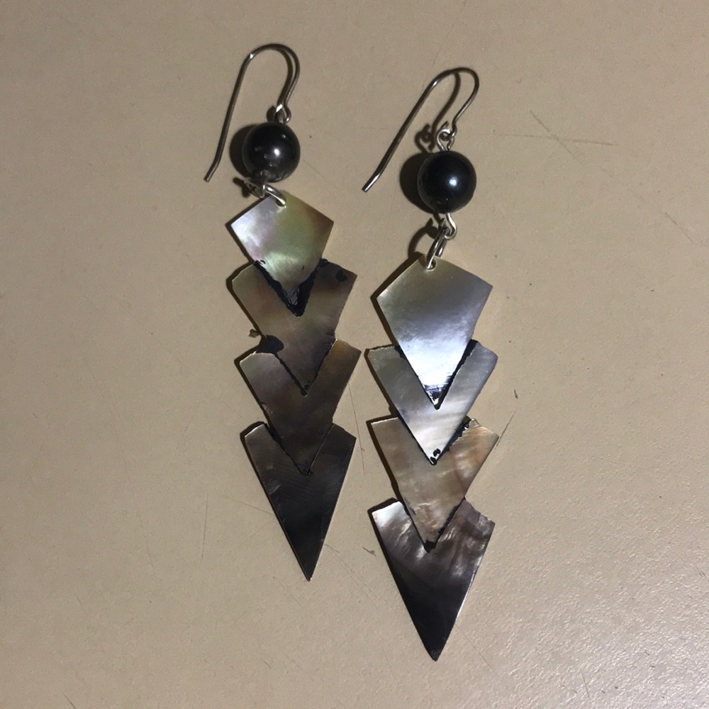 3/$20 🌟 faux Mother of pearl arrowhead earrings